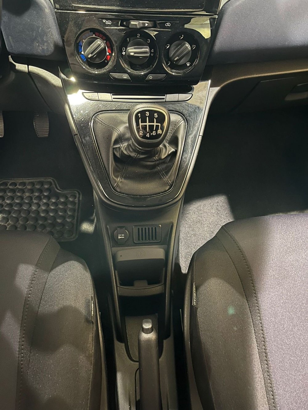 Lancia Ypsilon usata a Milano (17)