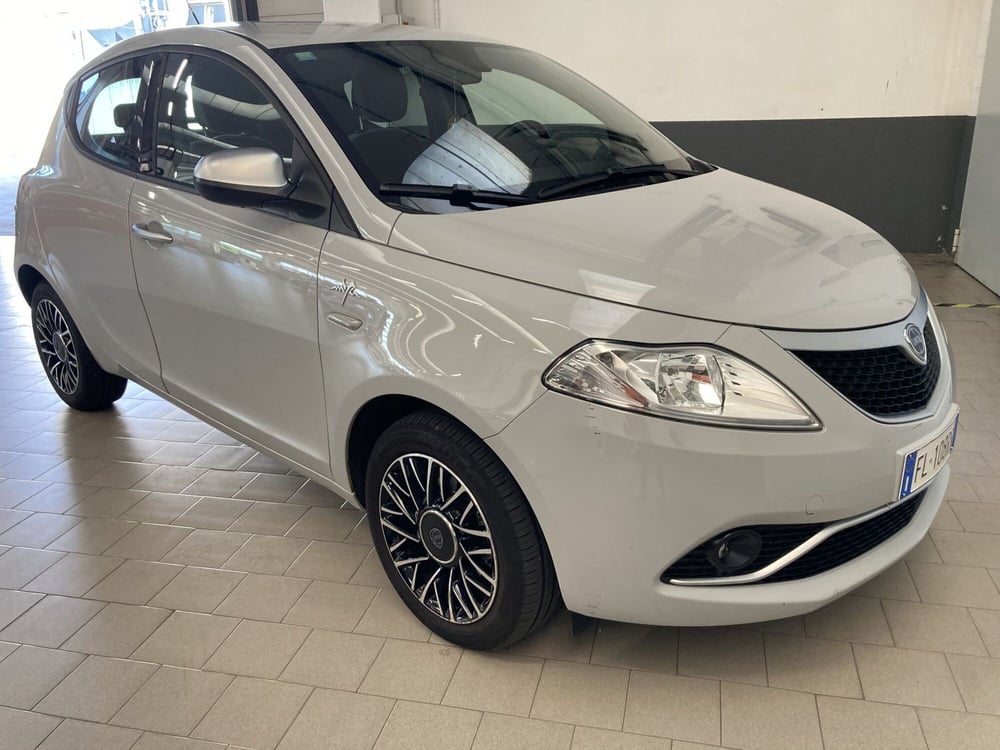 Lancia Ypsilon usata a Pavia
