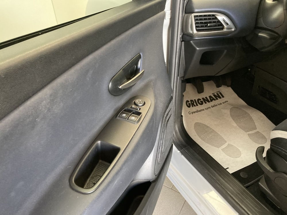 Lancia Ypsilon usata a Pavia (7)
