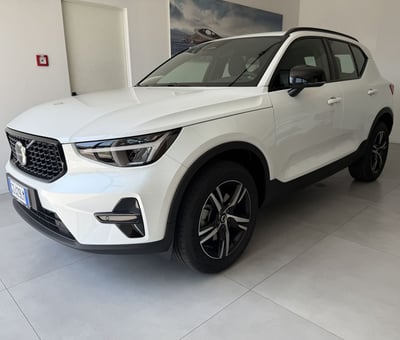 Volvo XC40 B3 automatico Plus Dark nuova a Parma