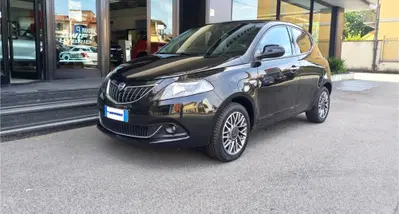 Lancia Ypsilon 1.0 FireFly 5 porte S&amp;S Hybrid Gold Plus del 2023 usata a San Vittore Olona