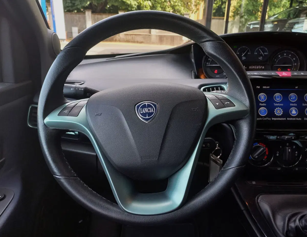 Lancia Ypsilon usata a Milano (10)