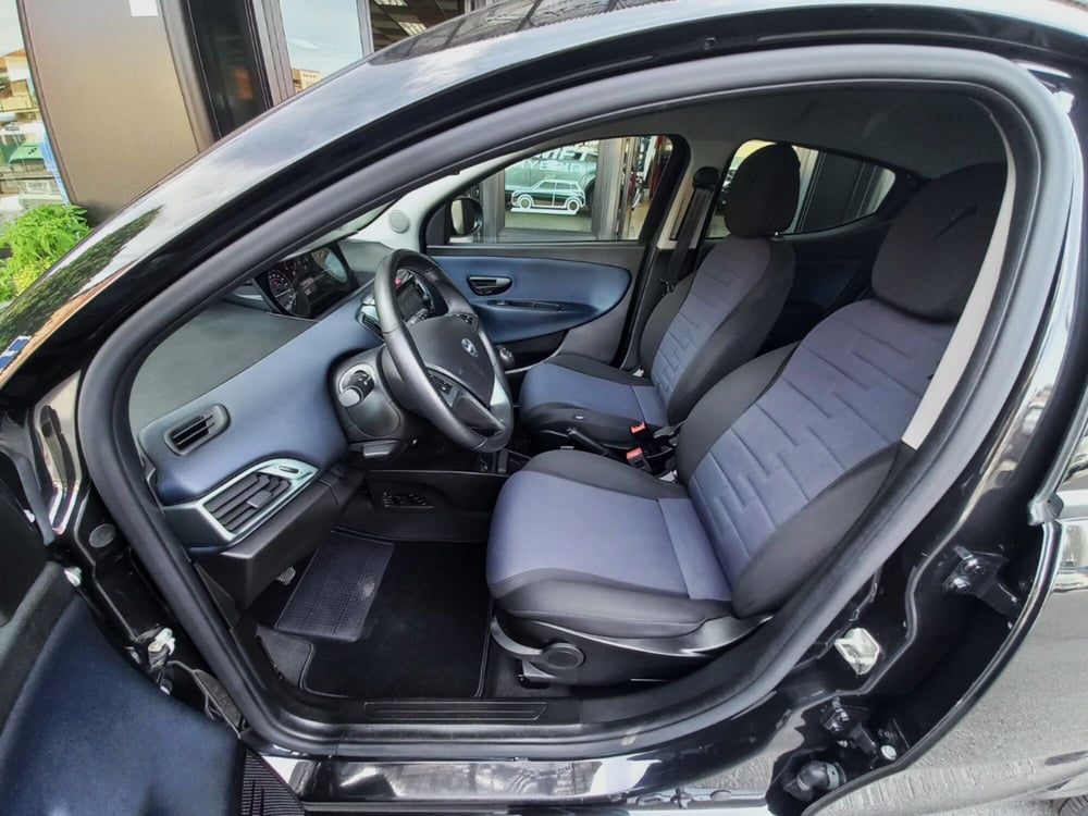 Lancia Ypsilon usata a Milano (6)