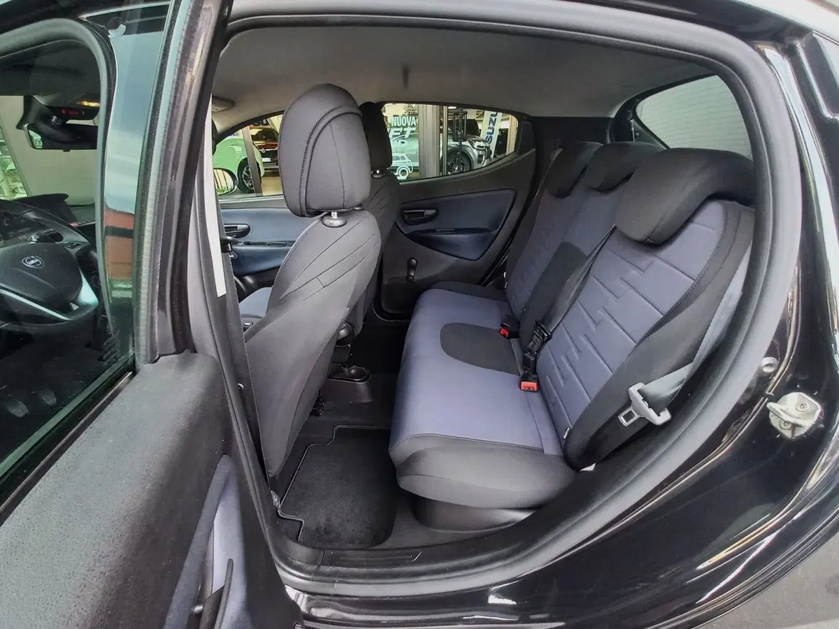 Lancia Ypsilon usata a Milano (7)