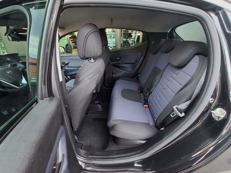 Lancia Ypsilon usata a Milano (7)