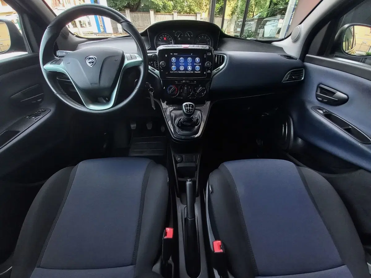 Lancia Ypsilon usata a Milano (8)