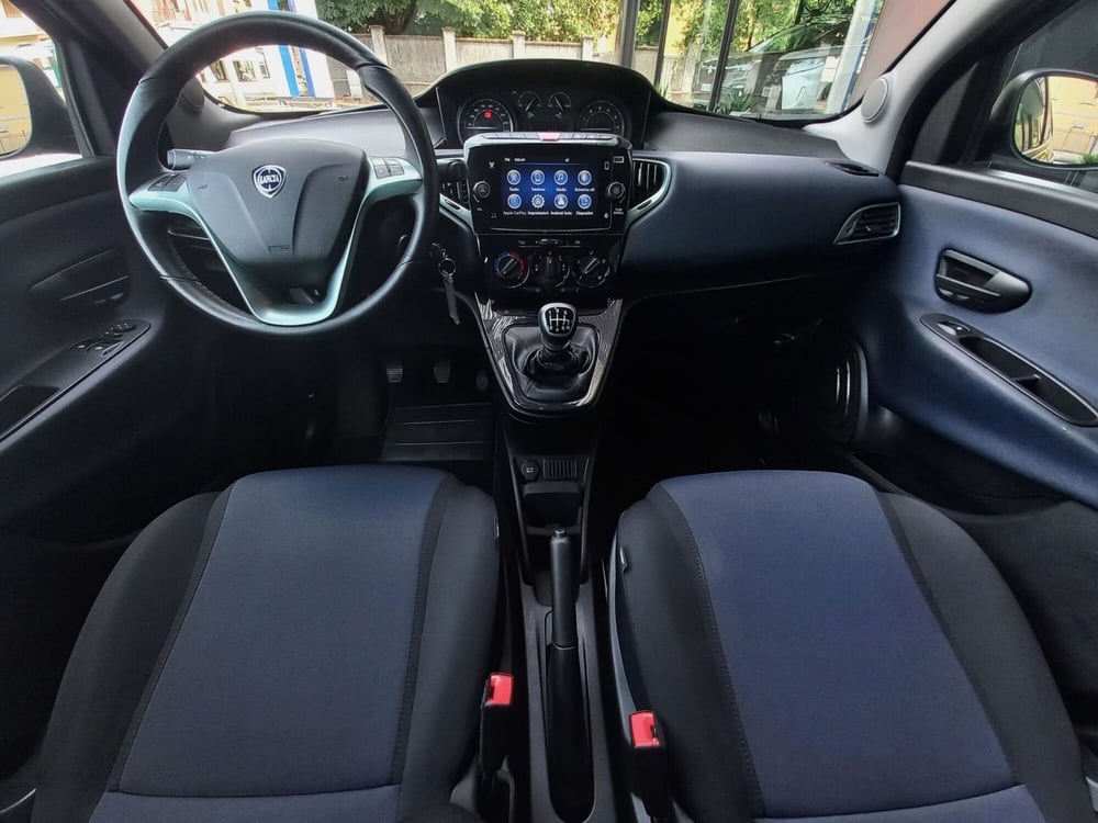 Lancia Ypsilon usata a Milano (8)
