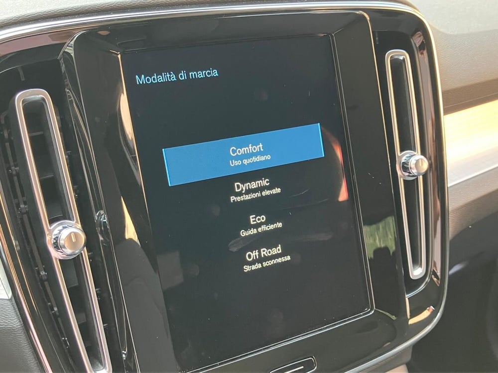 Volvo XC40 usata a Como (15)