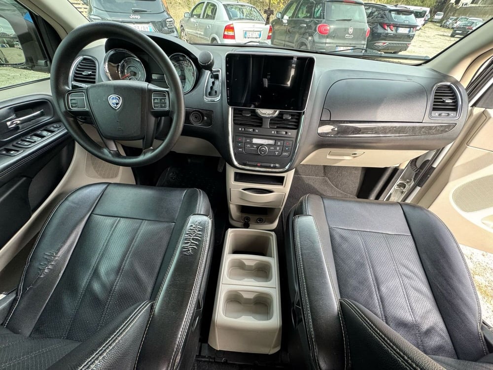 Lancia Voyager usata a Salerno (10)
