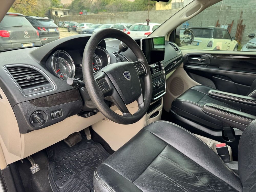 Lancia Voyager usata a Salerno (12)