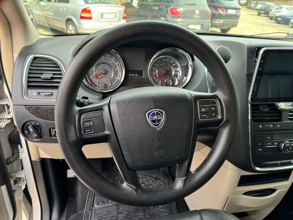 Lancia Voyager usata a Salerno (13)