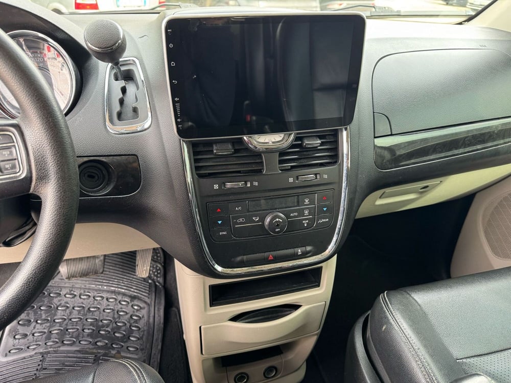 Lancia Voyager usata a Salerno (16)