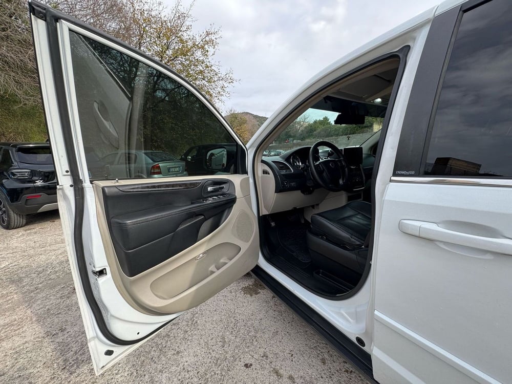 Lancia Voyager usata a Salerno (9)
