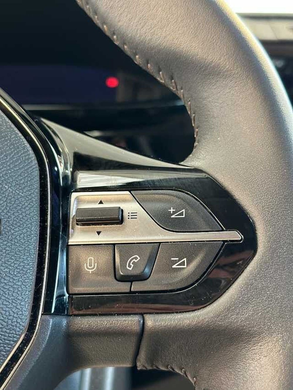 Peugeot 408 nuova a Venezia (12)