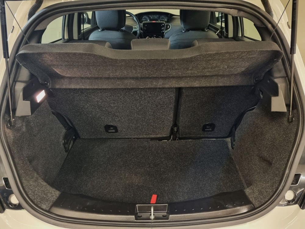 Lancia Ypsilon usata a Pavia (8)
