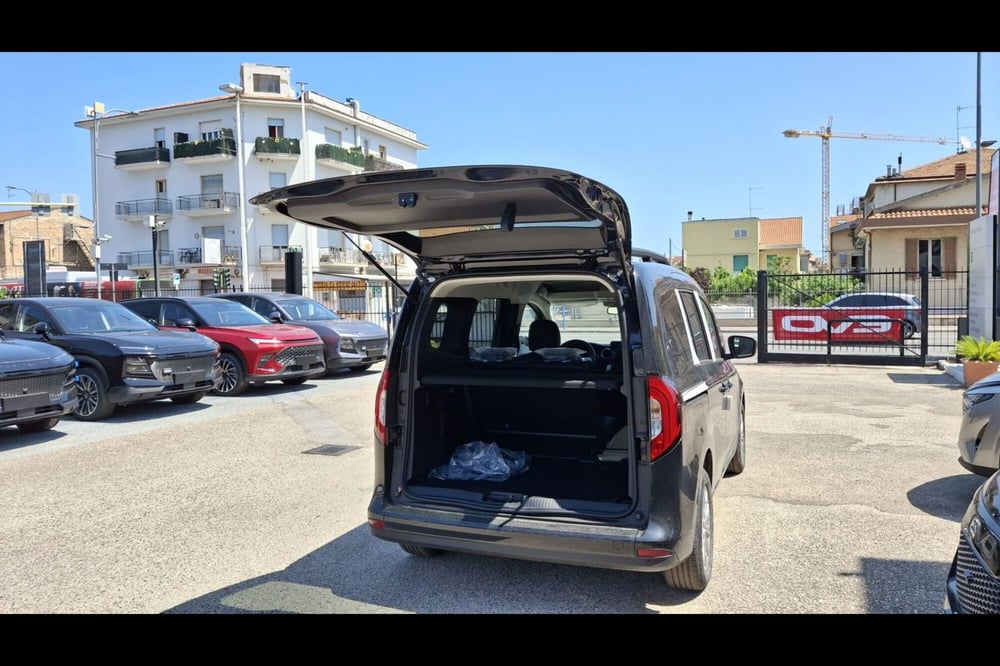 Mercedes-Benz Classe C nuova a Pescara (5)