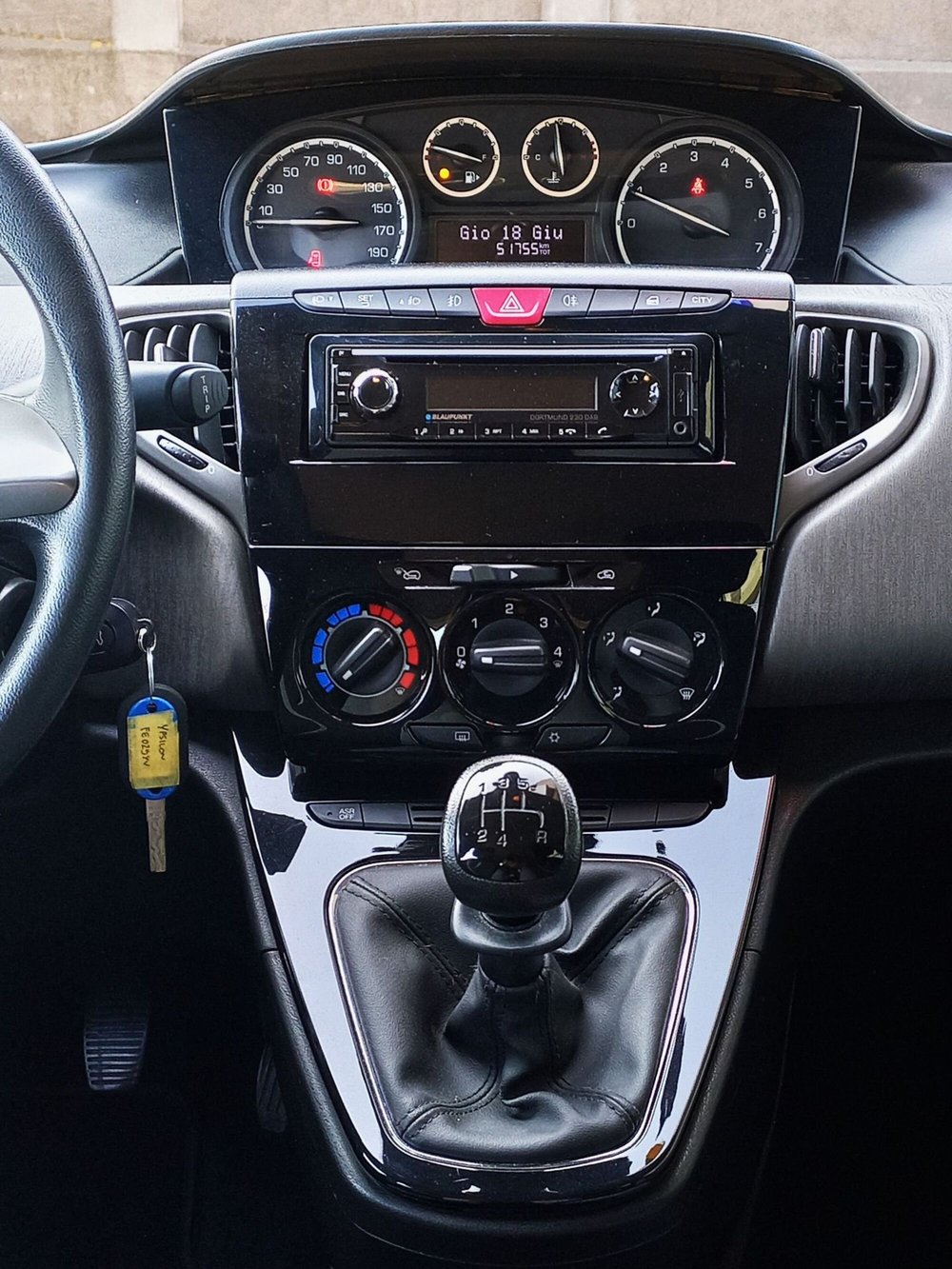 Lancia Ypsilon usata a Milano (11)