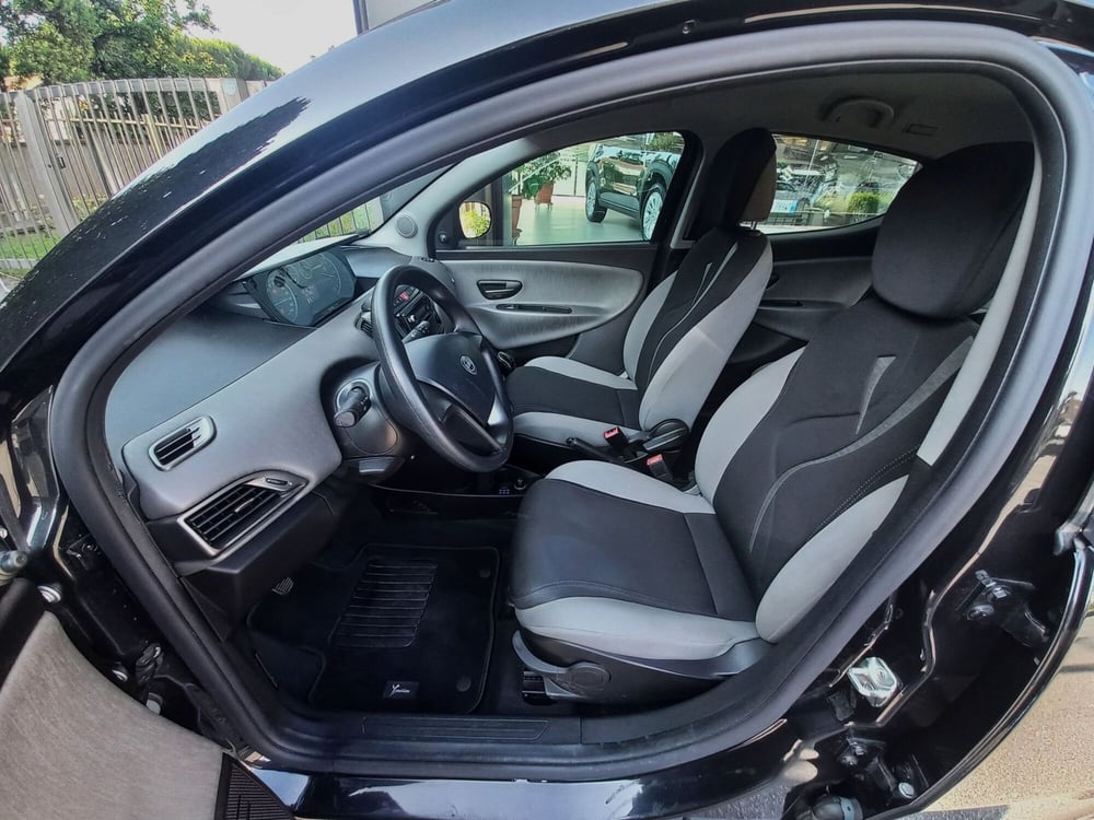 Lancia Ypsilon usata a Milano (6)