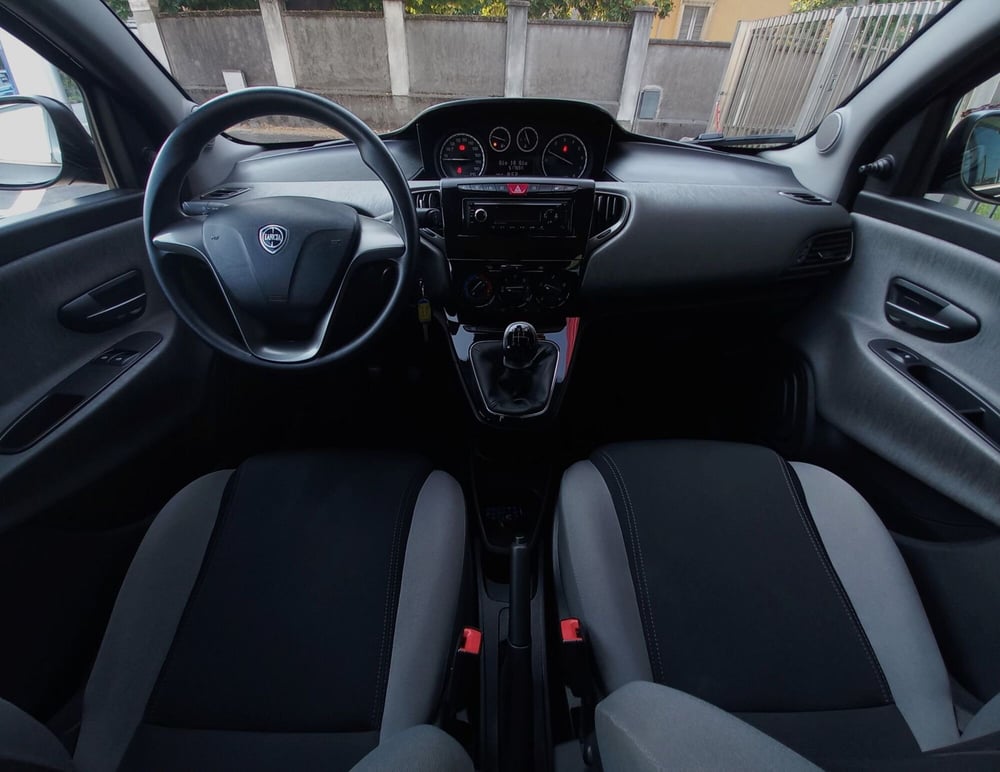Lancia Ypsilon usata a Milano (8)