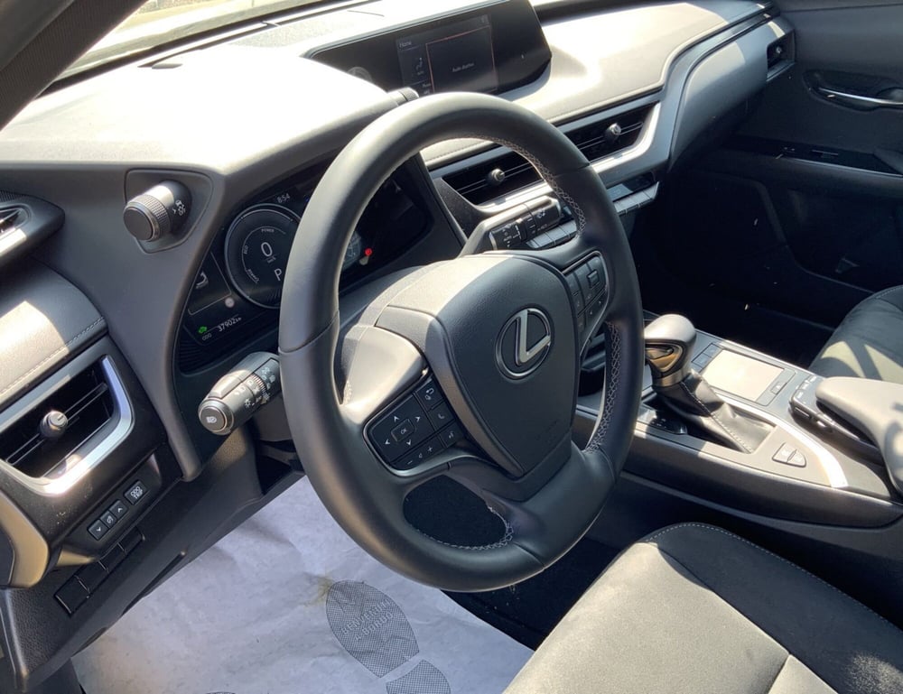 Lexus UX usata a Perugia (16)