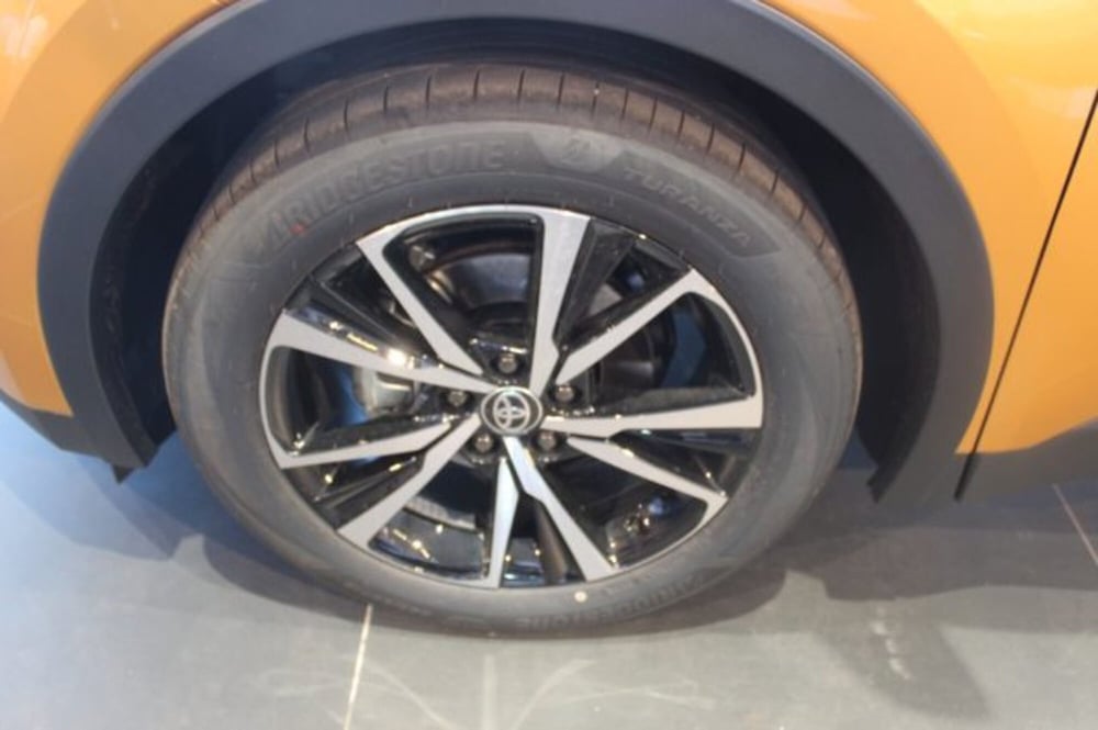 Toyota Toyota C-HR nuova a Roma (13)