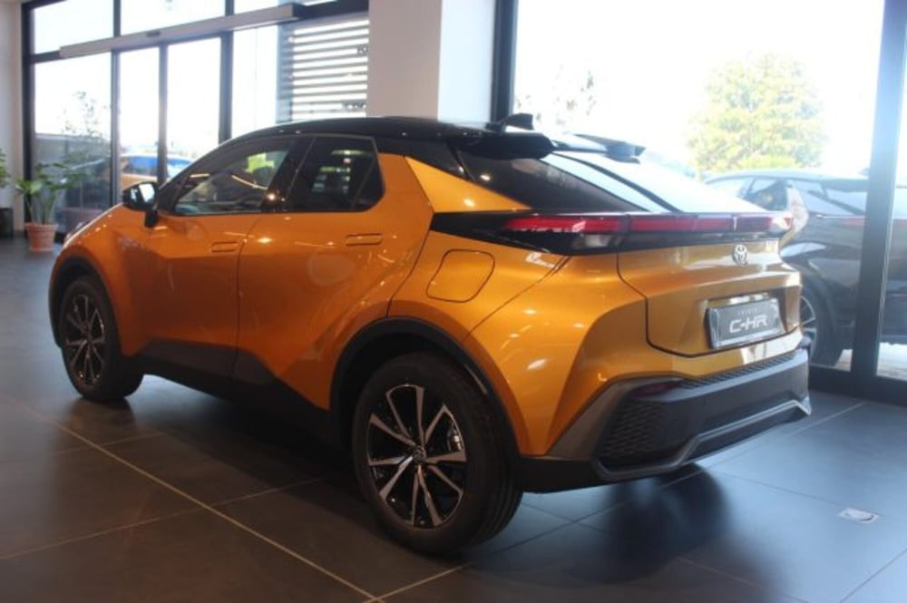 Toyota Toyota C-HR nuova a Roma (5)