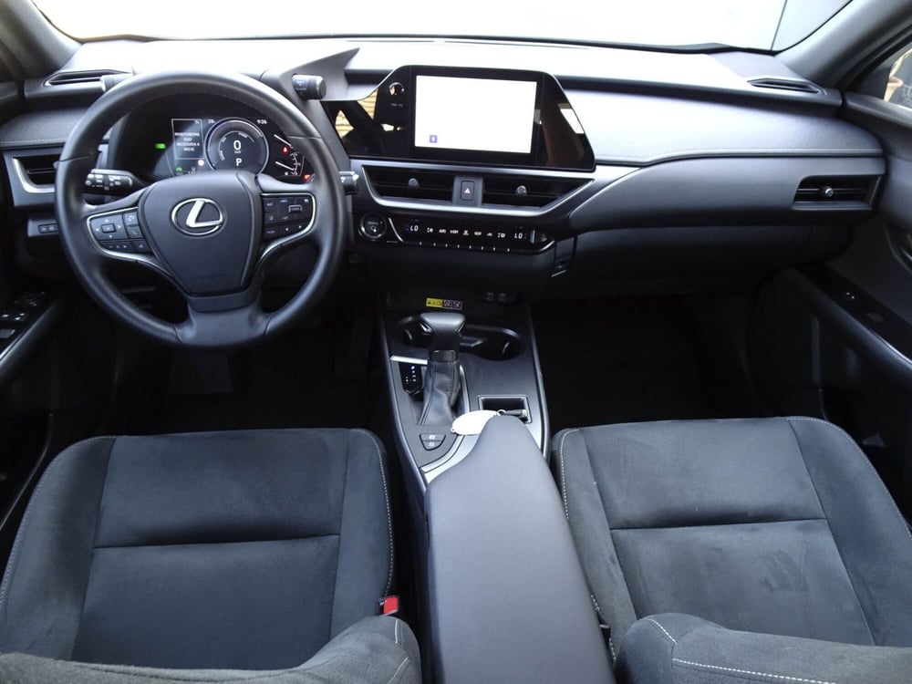 Lexus UX usata a Treviso (13)