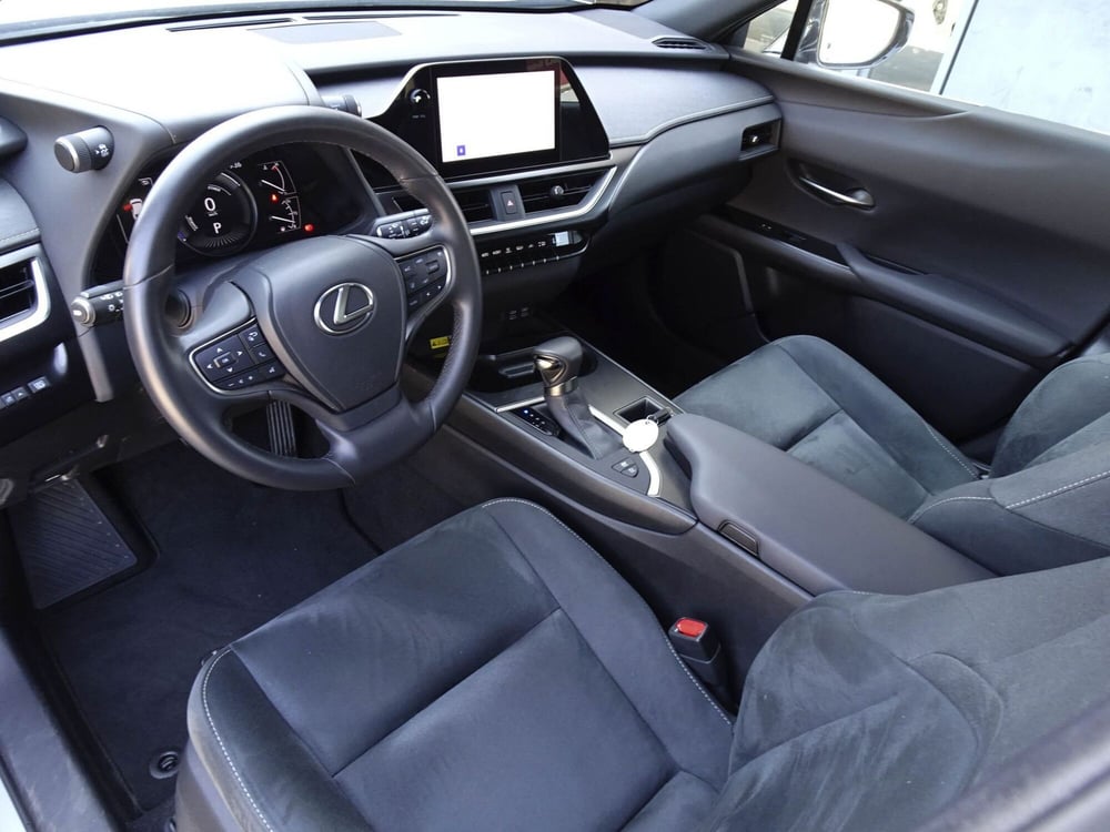 Lexus UX usata a Treviso (9)