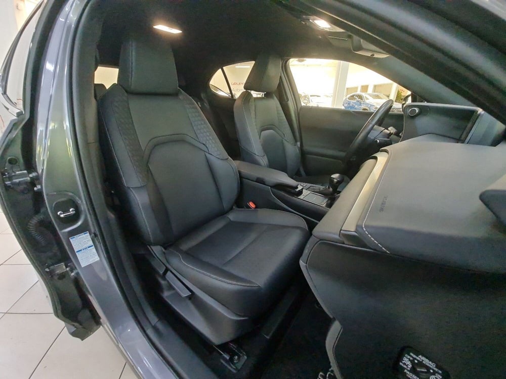 Lexus UX usata a Bologna (12)