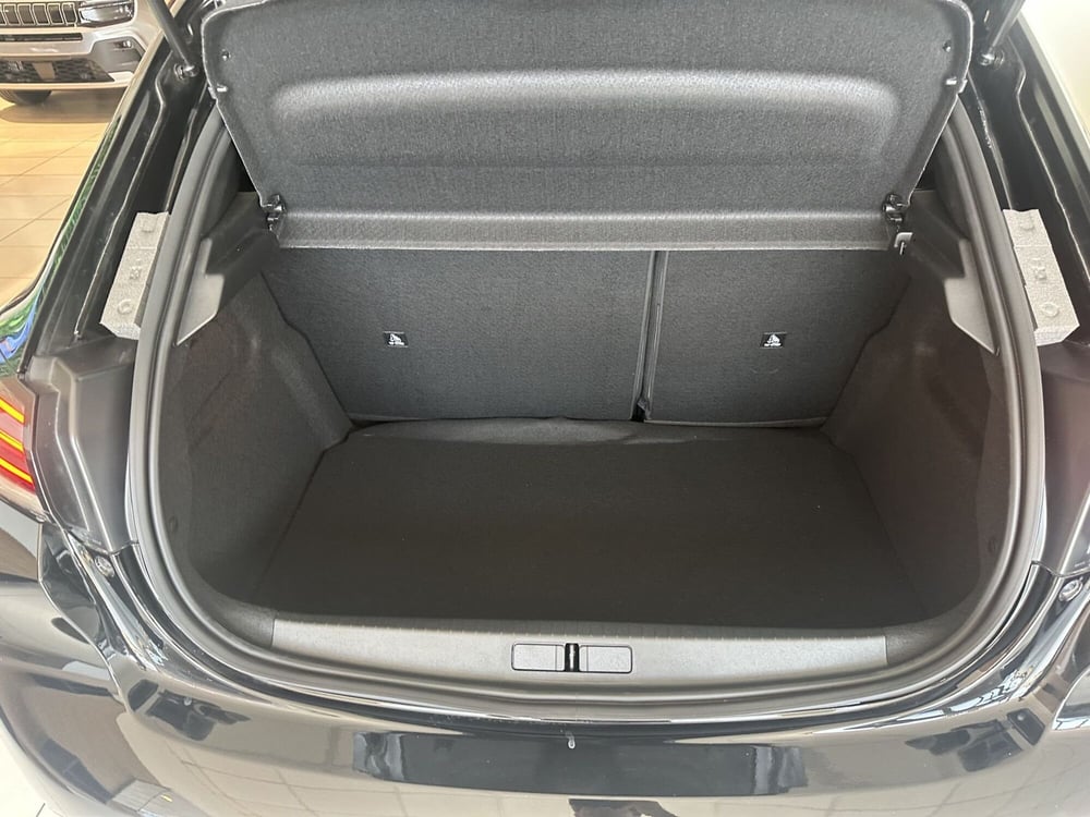 Peugeot 208 nuova a Milano (10)