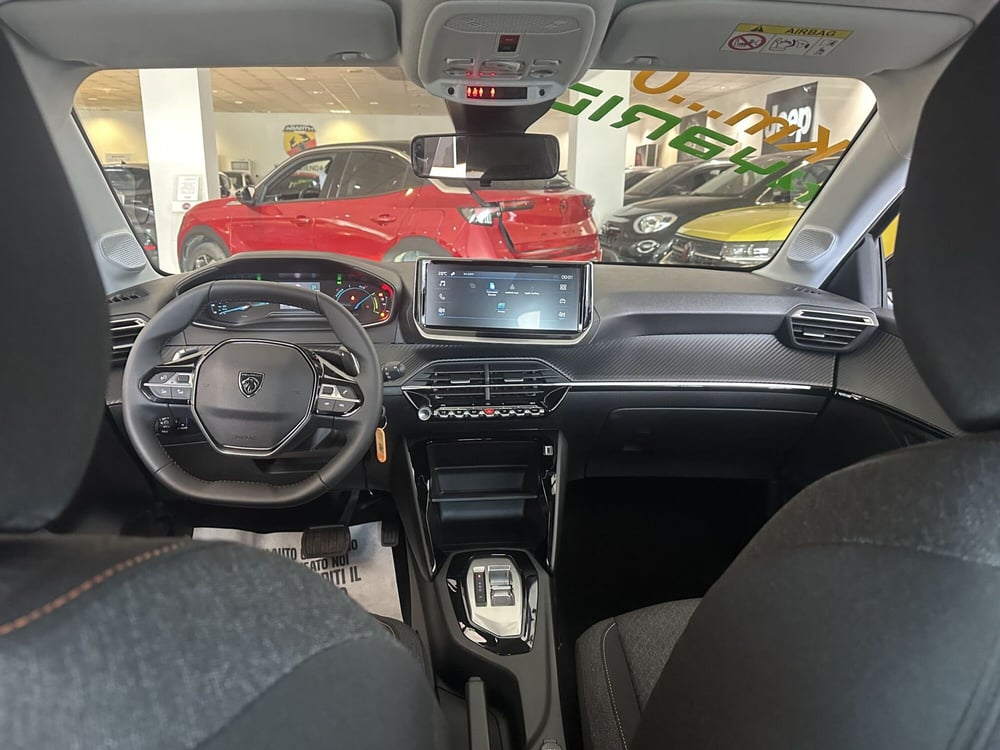 Peugeot 208 nuova a Milano (14)