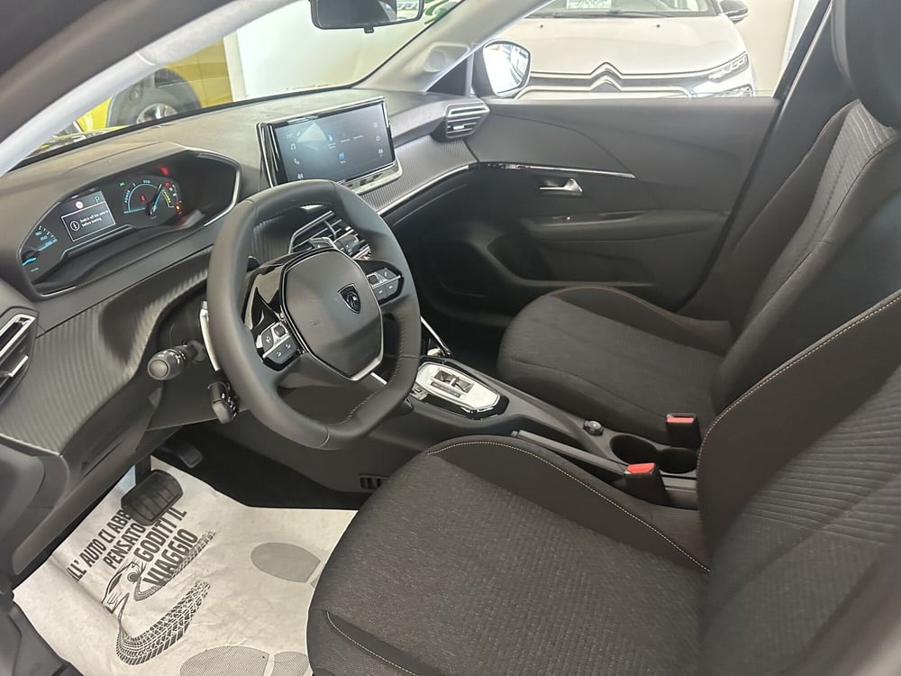 Peugeot 208 nuova a Milano (17)