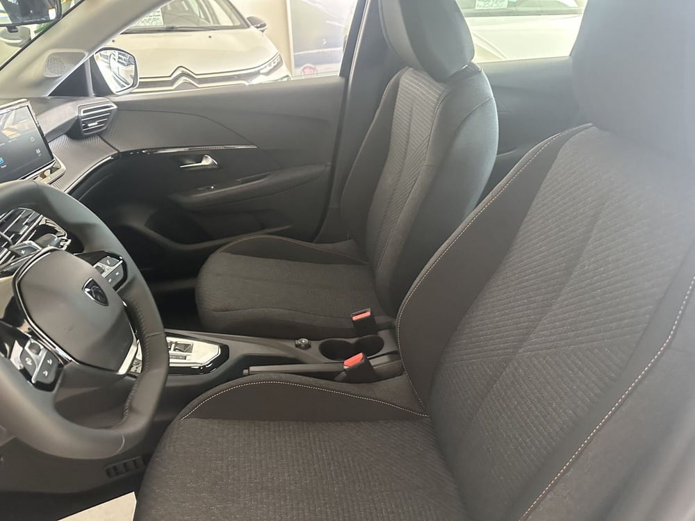 Peugeot 208 nuova a Milano (18)