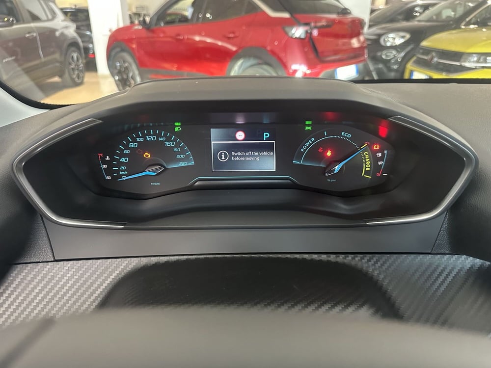 Peugeot 208 nuova a Milano (19)