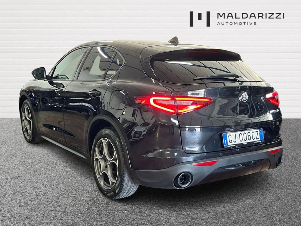 Alfa Romeo Stelvio usata a Bari (4)
