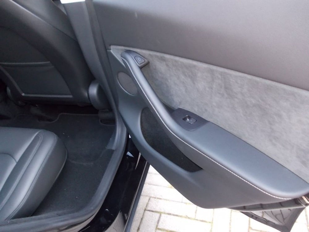 Tesla Model Y usata a Salerno (17)