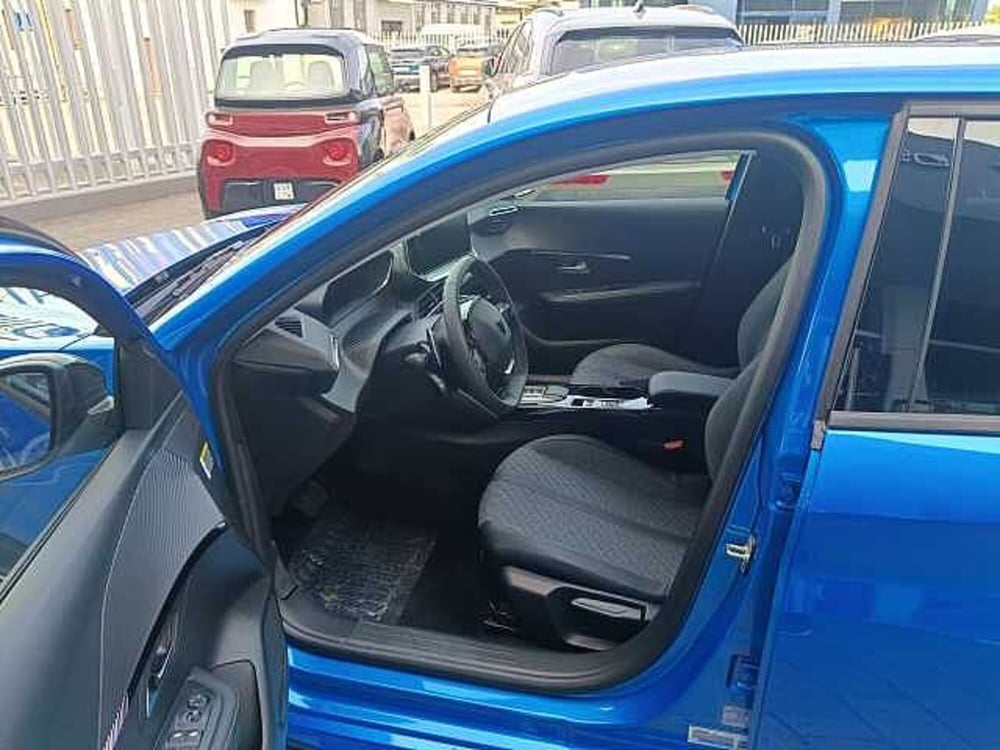 Peugeot 208 nuova a Milano (10)