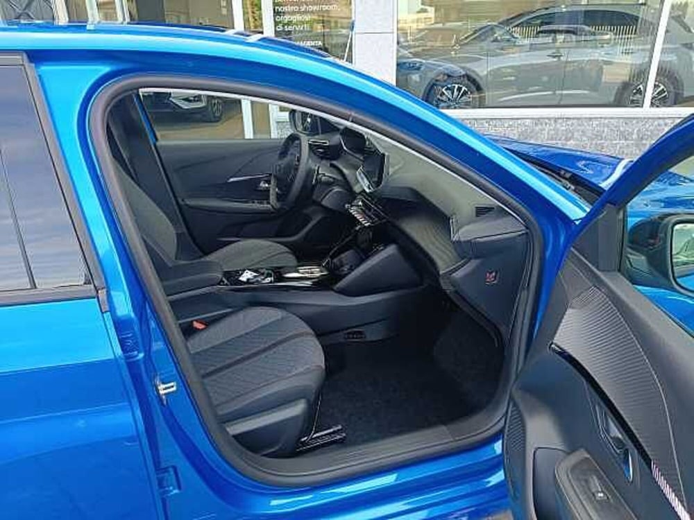 Peugeot 208 nuova a Milano (12)