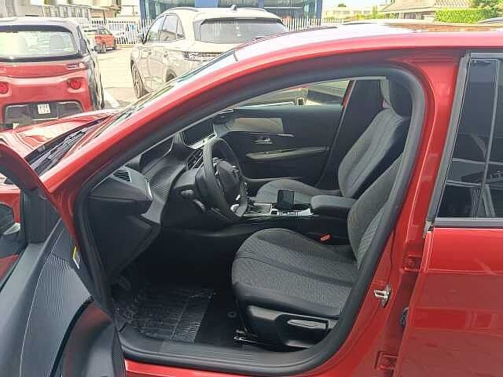 Peugeot 208 nuova a Milano (10)
