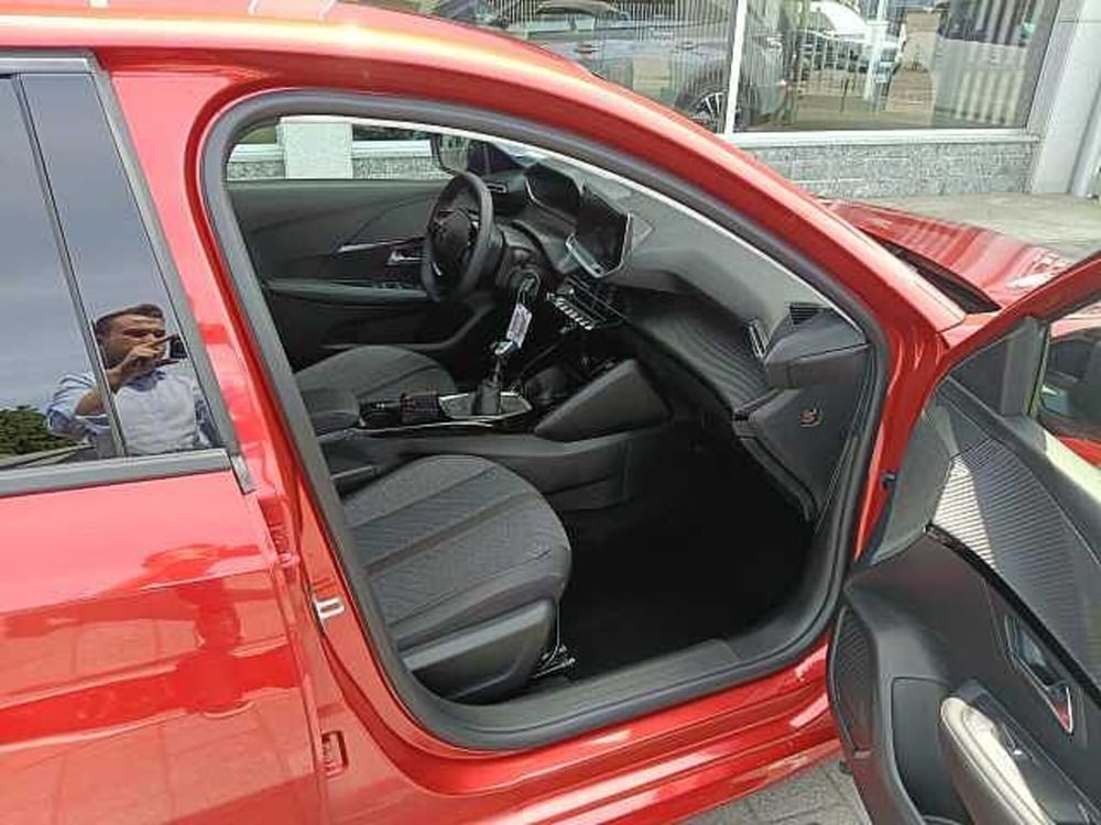 Peugeot 208 nuova a Milano (13)