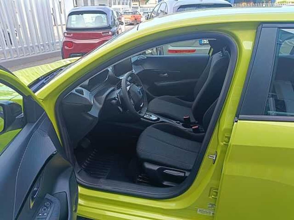 Peugeot 208 nuova a Milano (10)