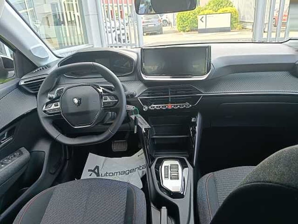 Peugeot 208 nuova a Milano (11)