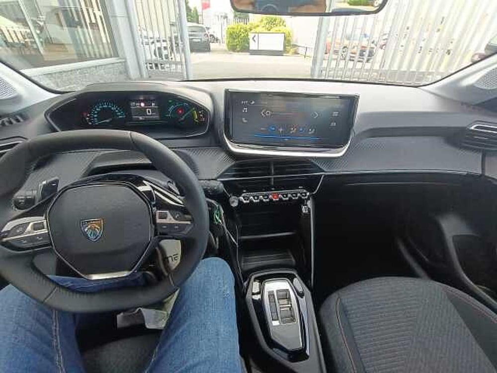 Peugeot 208 nuova a Milano (12)