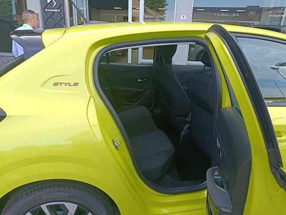 Peugeot 208 nuova a Milano (14)