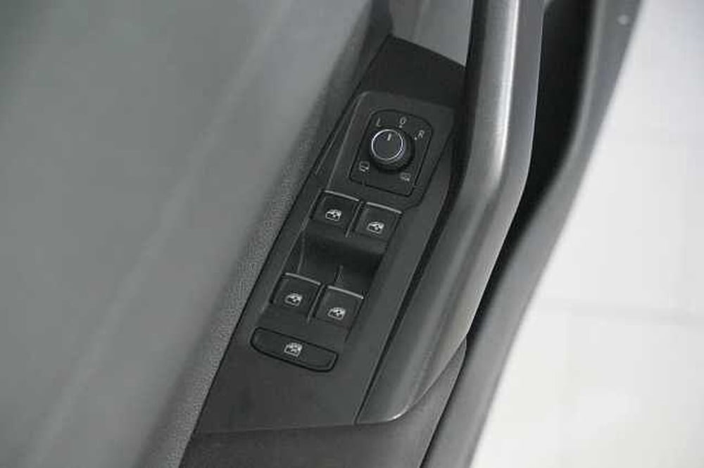 Volkswagen Taigo usata a Como (14)