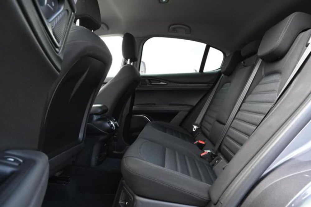 Alfa Romeo Stelvio usata a Torino (16)