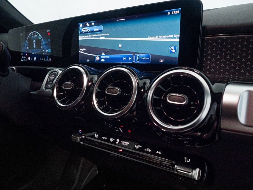Mercedes-Benz GLB nuova a Macerata (17)