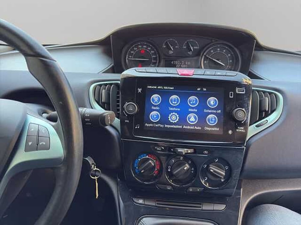 Lancia Ypsilon usata a Vibo Valentia (13)