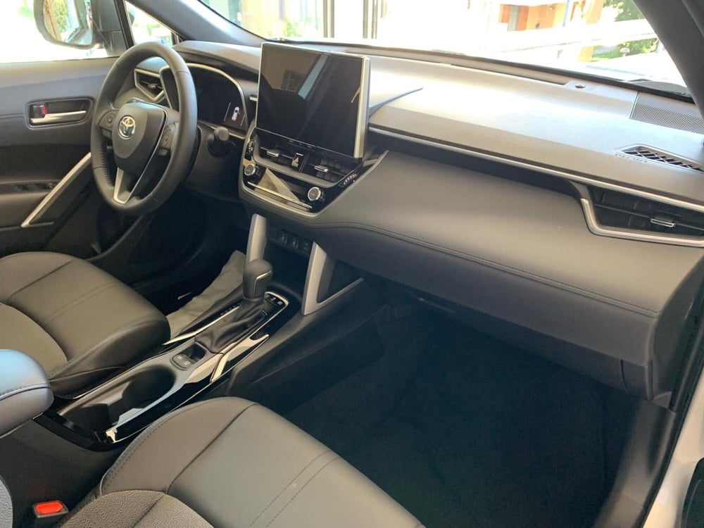 Toyota Corolla Cross Hybrid nuova a Milano (9)