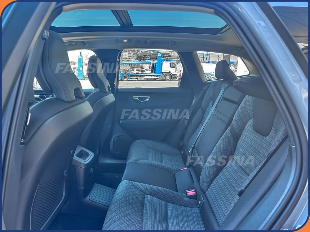 Volvo XC60 nuova a Milano (11)